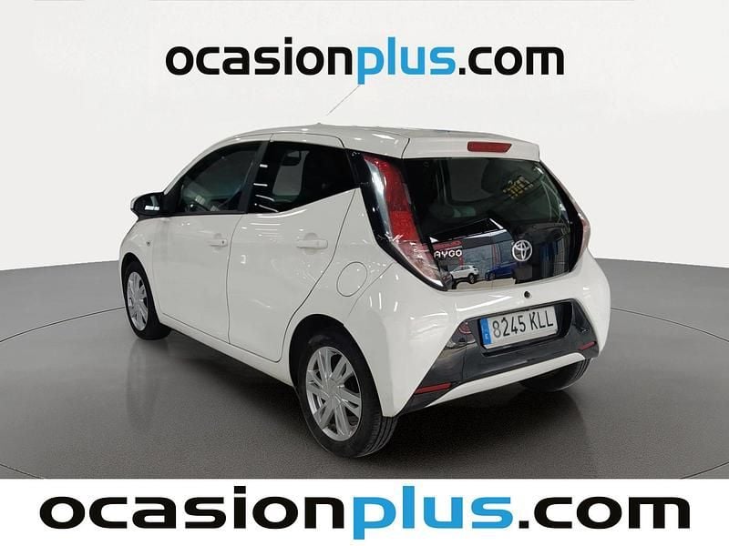 Begagnad Toyota Aygo X-play 69 HK (50 kW) 2018 Vit Halvkombi