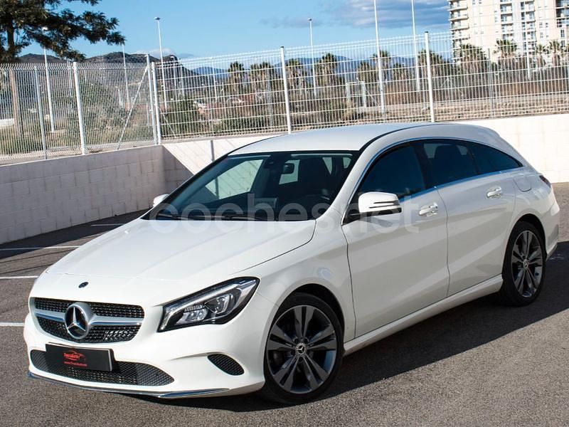 Usado Mercedes CLA200 Shooting Brake 136 CV (100 kW) 2018 Blanco Familiar