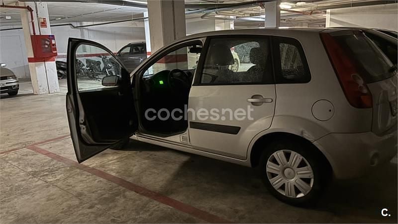 Usado Ford Fiesta Futura 80 CV (58 kW) 2008 Gris / plata Berlina