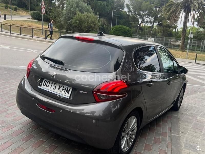 Usado Peugeot 208 Allure 82 CV (60 kW) 2018 Gris / plata Utilitario