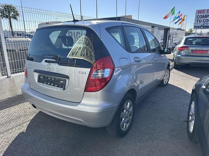 Usado Mercedes A180 Elegance 110 CV (80 kW) 2011 Plata metalico Utilitario