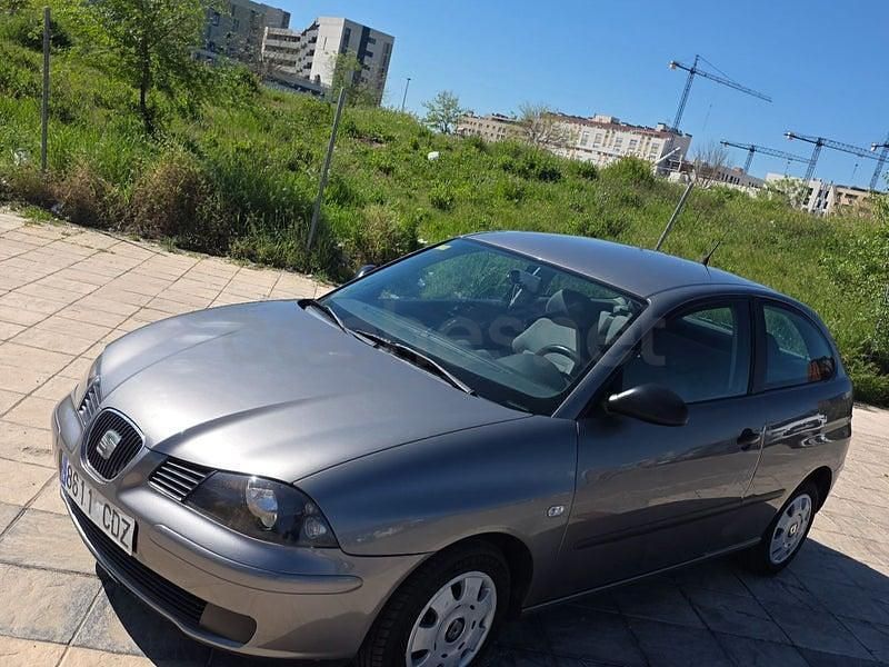 Usado Seat Ibiza Fresh 100 CV (73 kW) 2004 Gris / plata Utilitario