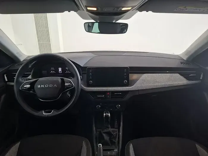 Usado Skoda Scala Selection 116 CV (85 kW) 2025 Blanco Utilitario