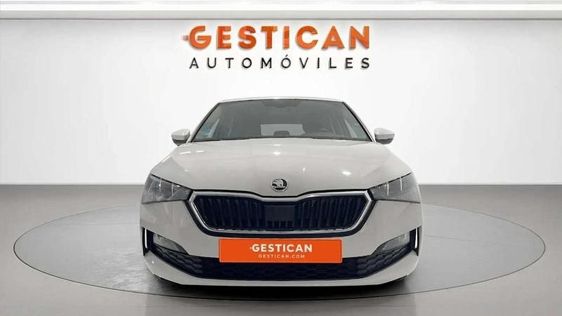 Usado Skoda Scala Ambition 110 CV (80 kW) 2022 Blanco Utilitario