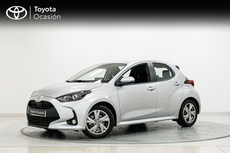 Gris / plata Usado 2024 Toyota Yaris Hybrid Active Berlina | 23.300 € (Precio justo) - Imagen 1/4