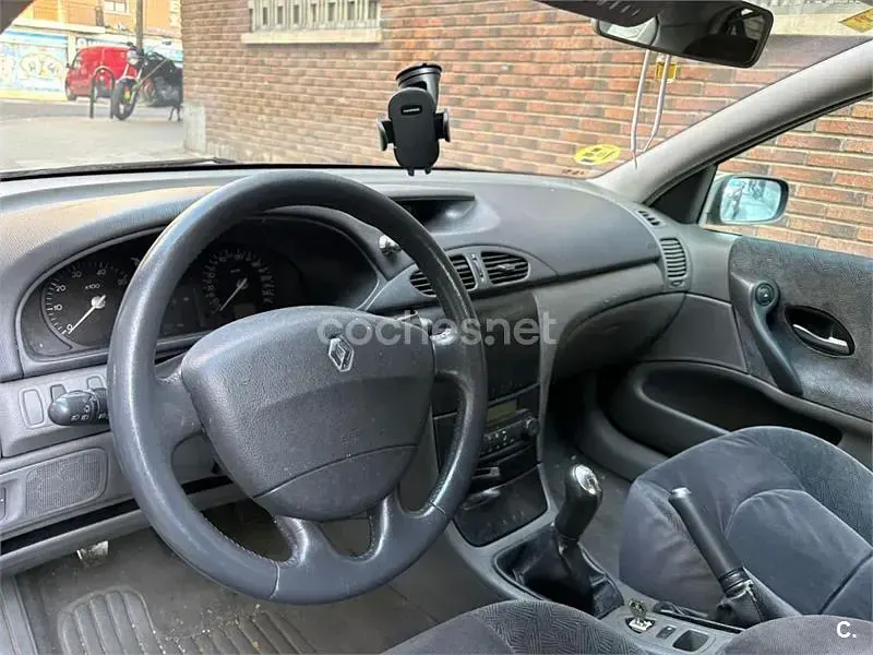 Usado Renault Laguna II Authentique 123 CV (90 kW) 2001 Verde Berlina