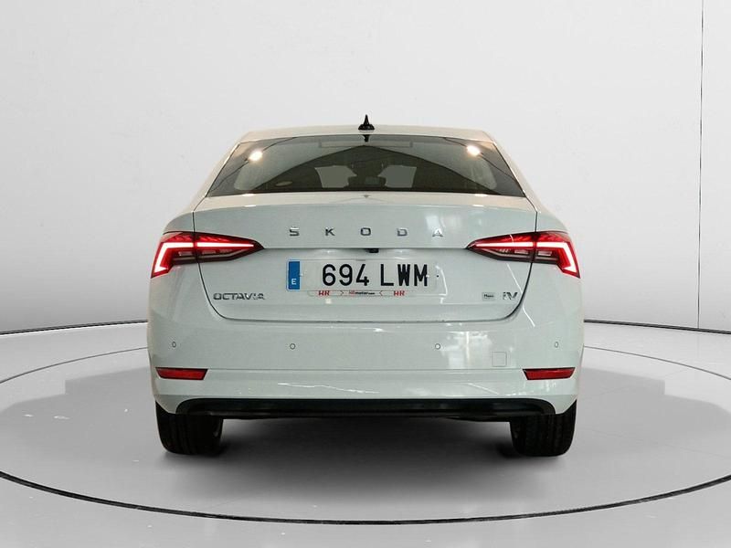 Usado Skoda Octavia Ambition 207 HP (152 kW) 2022 Cinzento Sedan