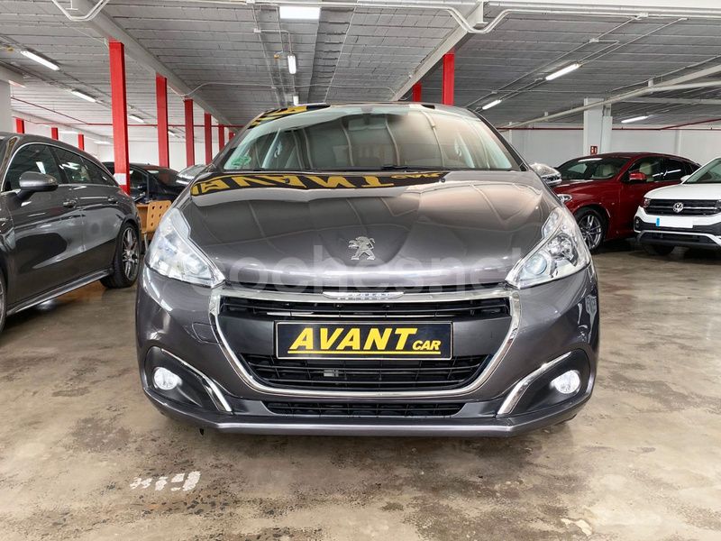 Usado Peugeot 208 Signature Sky 82 CV (60 kW) 2019 Gris Utilitario