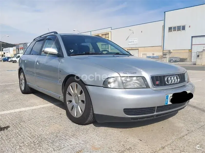Usado Audi A4 110 CV (80 kW) 1997 Gris / plata Familiar