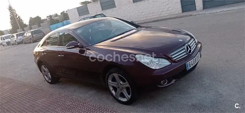 Usado Mercedes CLS500 306 CV (225 kW) 2006 Granate Coupe