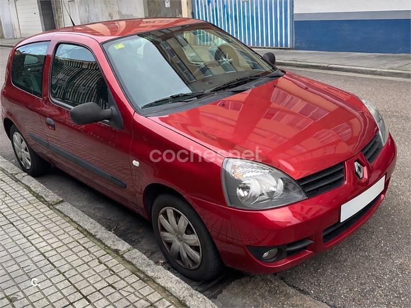 Usado Renault Clio II Campus 75 CV (55 kW) 2007 Granate Berlina