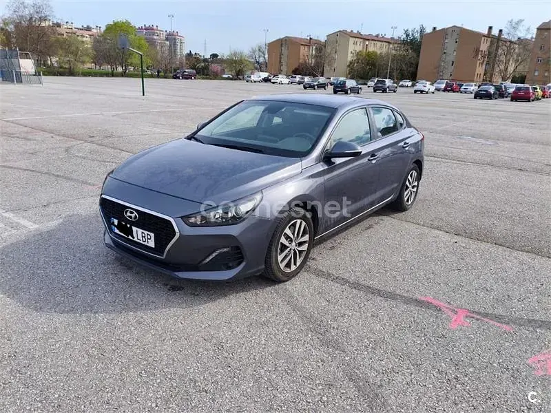 Usado Hyundai i30 120 CV (88 kW) 2019 Gris / plata Berlina