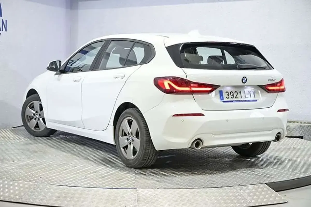 Usado BMW 118 Comfort Edition 150 CV (110 kW) 2021 Blanco Utilitario