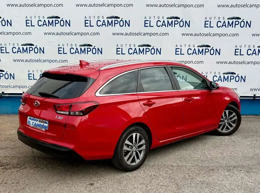 Usado Hyundai i30 140 CV (102 kW) 2017 Rojo Familiar
