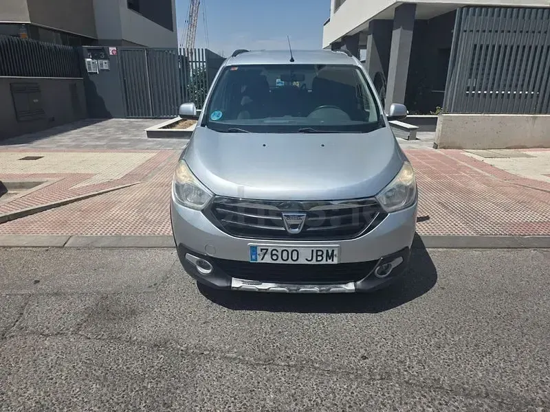 Usado Dacia Lodgy Lauréate 115 CV (84 kW) 2015 Gris / plata Monovolumen