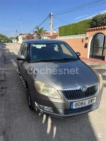 Usado Skoda Fabia 60 CV (44 kW) 2010 Beige Berlina