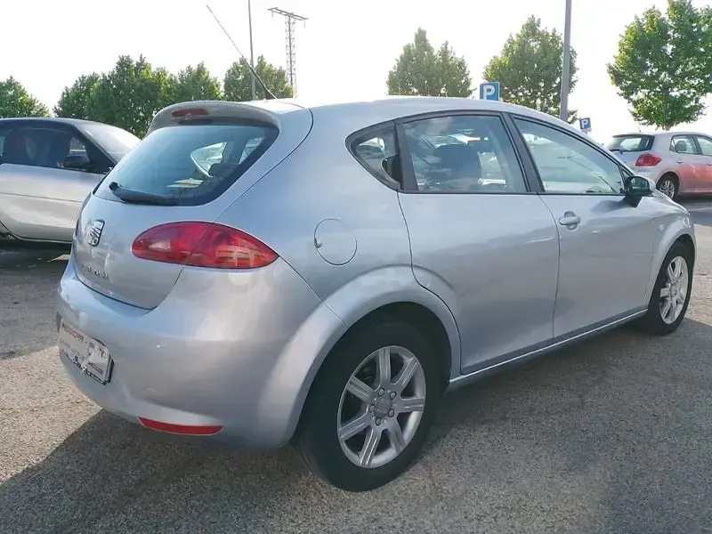 Usado Seat Leon Sport 105 CV (77 kW) 2007 Gris / plata Utilitario