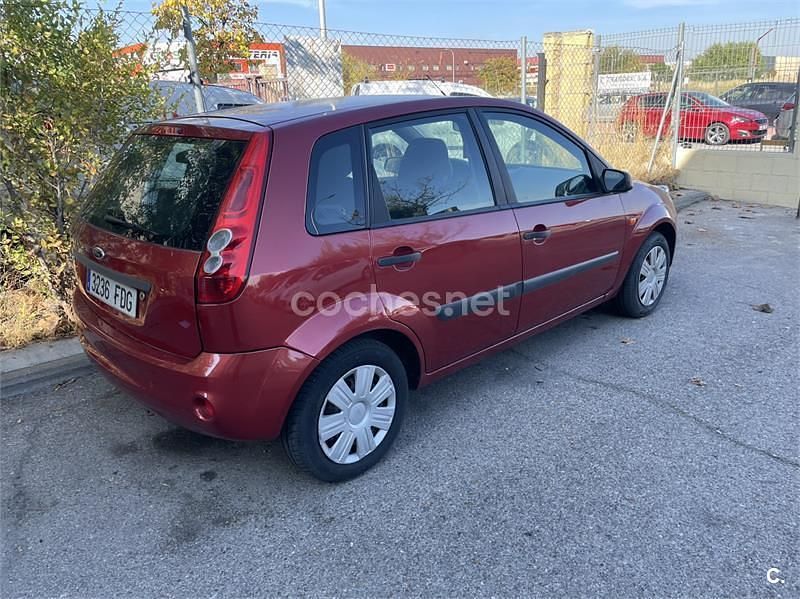 Rojo Usado 2006 Ford Fiesta Trend Berlina | 2500 € (Precio justo) - Imagen 1/4