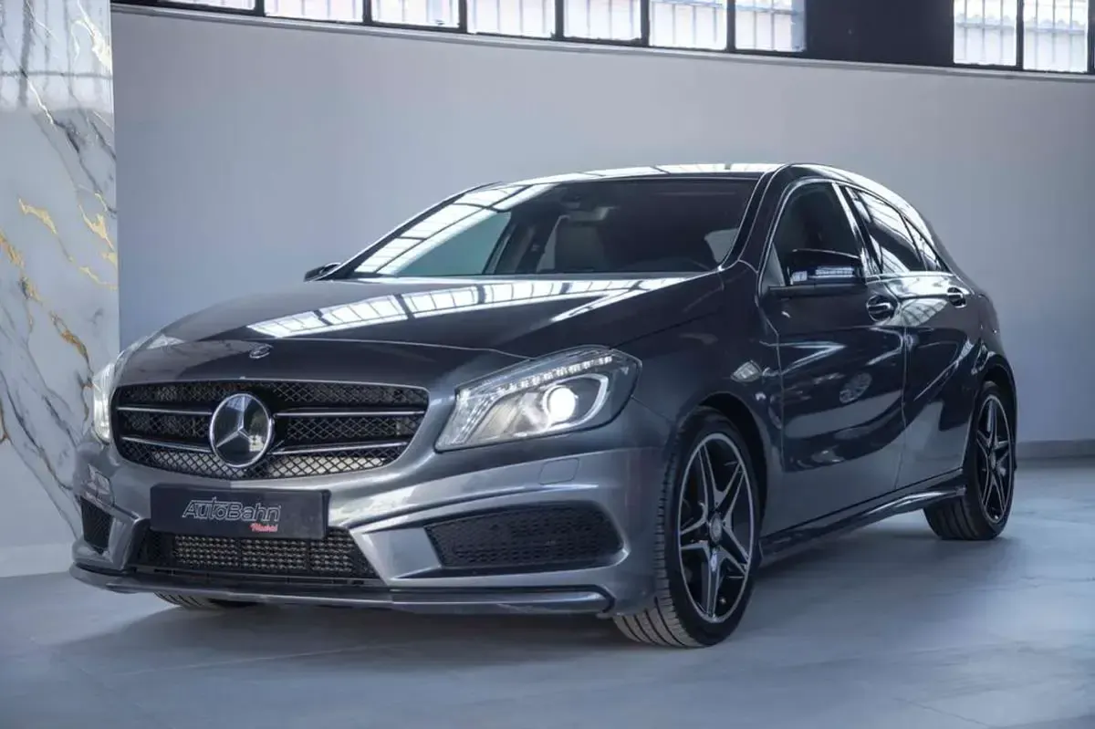 Usado Mercedes A200 AMG line 136 CV (100 kW) 2015 Gris Utilitario