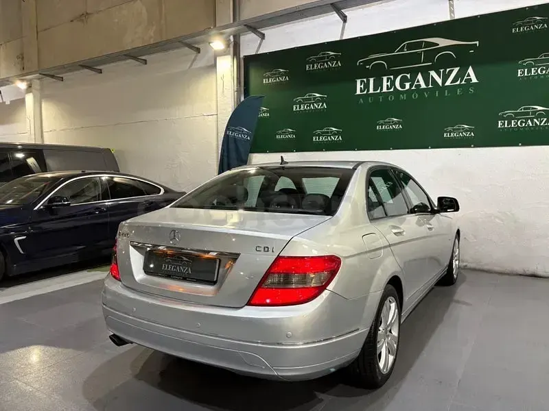 Usado Mercedes C220 Avantgarde 150 CV (110 kW) 2007 Gris / plata Berlina