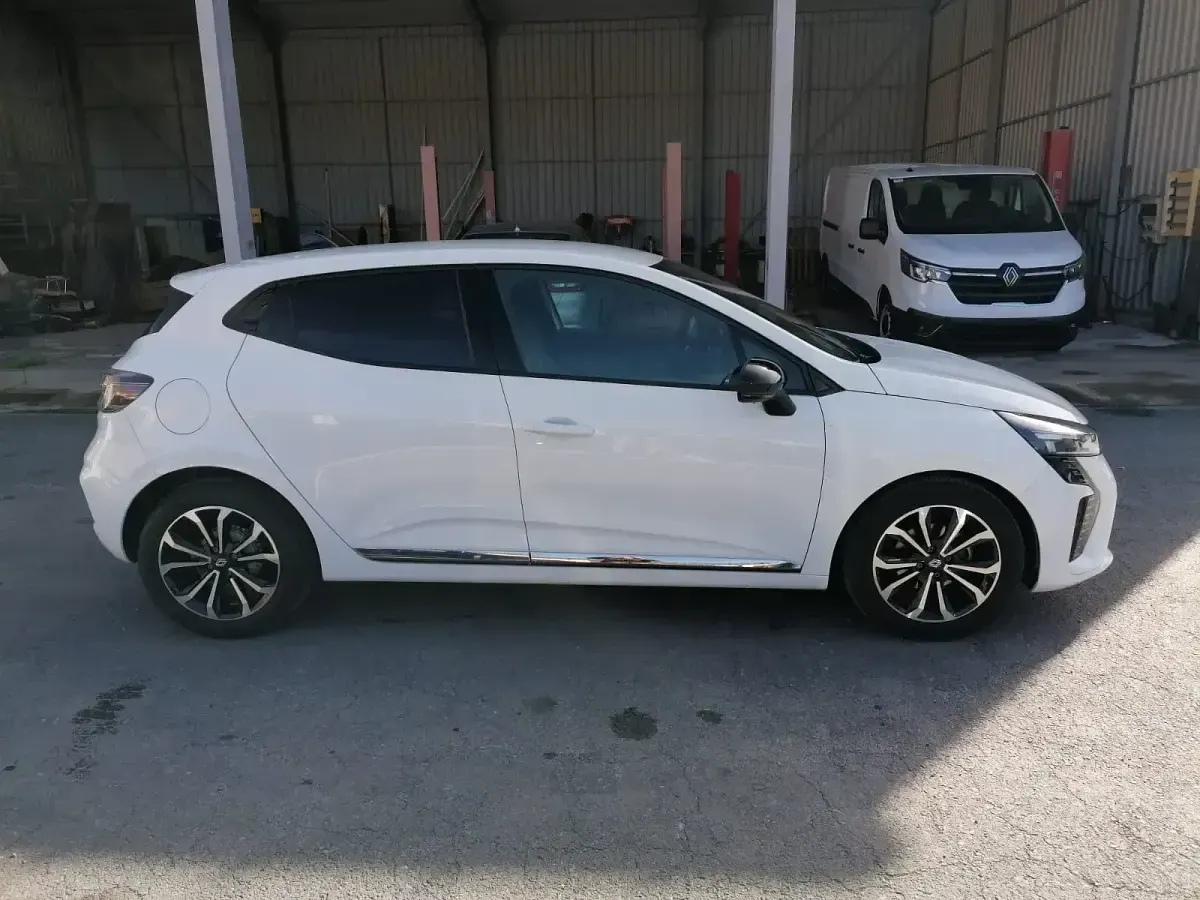 Usado Renault Clio V Techno 90 CV (66 kW) 2023 Blanco Berlina