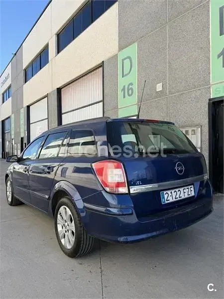 Usado Opel Astra Edition 110 CV (80 kW) 2008 Azul Familiar
