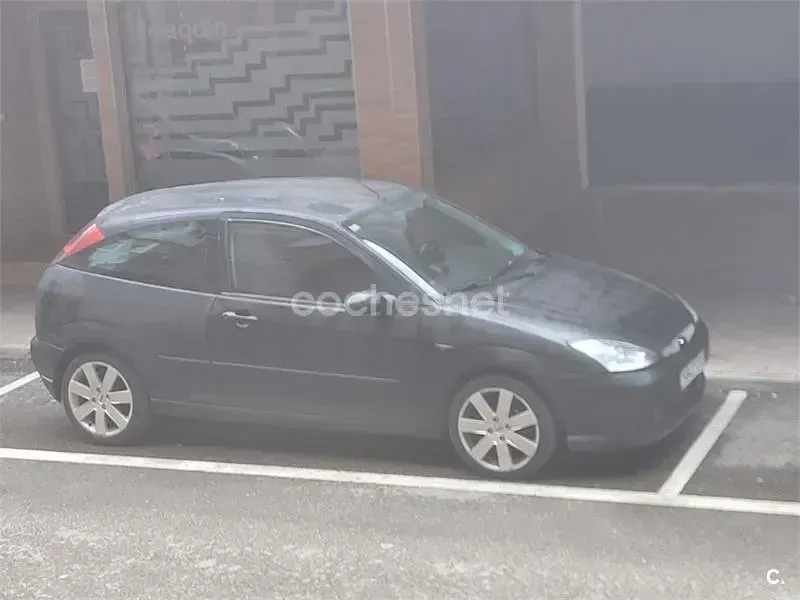 Usado Ford Focus Trend 100 CV (73 kW) 2003 Negro Berlina