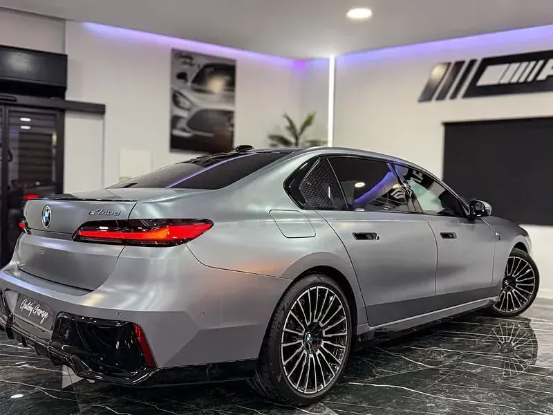 Usado BMW 740 Executive 299 CV (219 kW) 2024 Gris / plata Berlina
