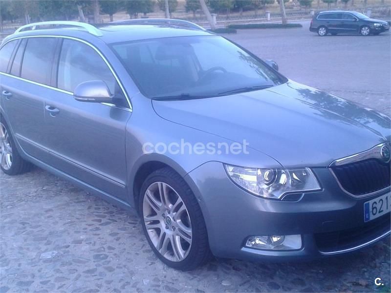 Usado Skoda Superb Exclusive 160 CV (117 kW) 2010 Gris / plata Familiar