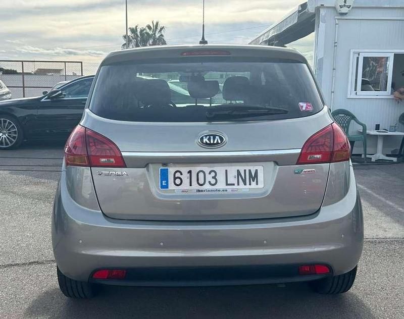Usado Kia Venga 125 CV (91 kW) 2016 Gris Utilitario