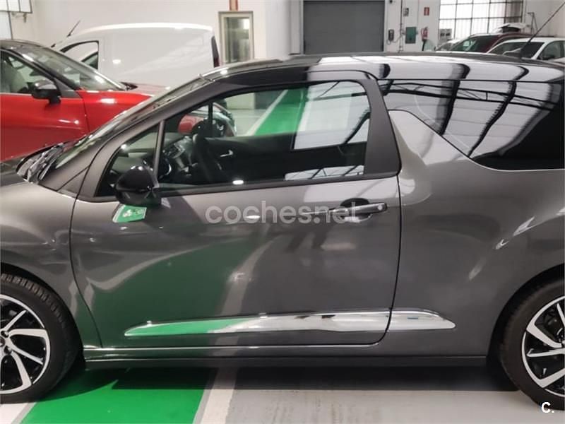 Usado DS Automobiles DS3 Be Chic 110 CV (80 kW) 2019 Gris / plata Berlina