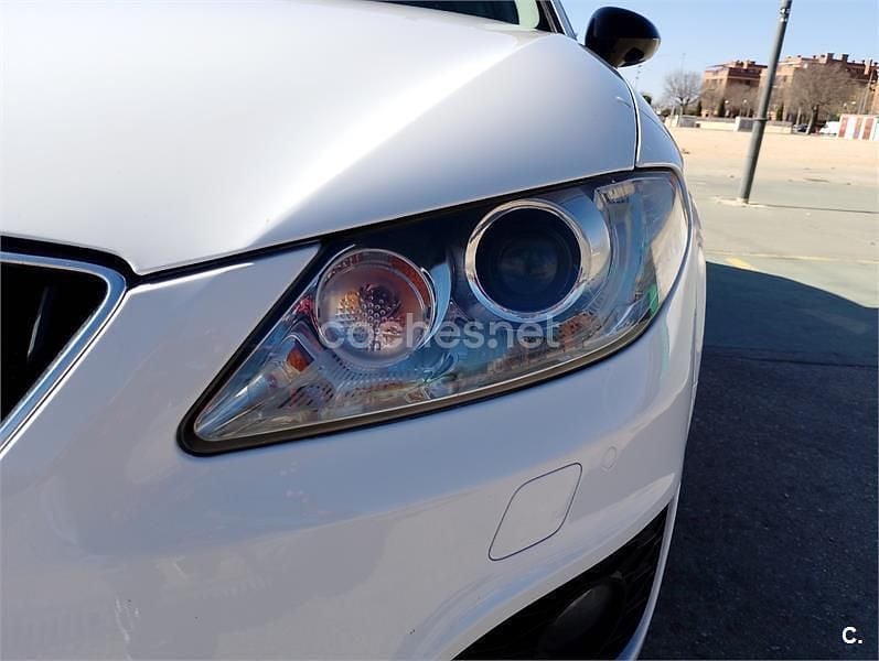 Usado Seat Exeo Ecomotive 143 CV (105 kW) 2011 Blanco Familiar