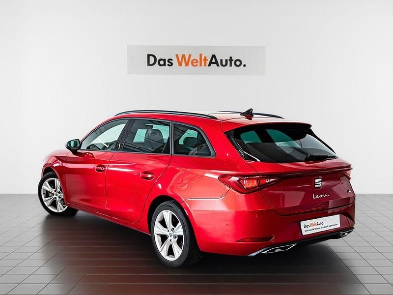 Usado Seat Leon FR 150 CV (110 kW) 2022 Rojo Familiar