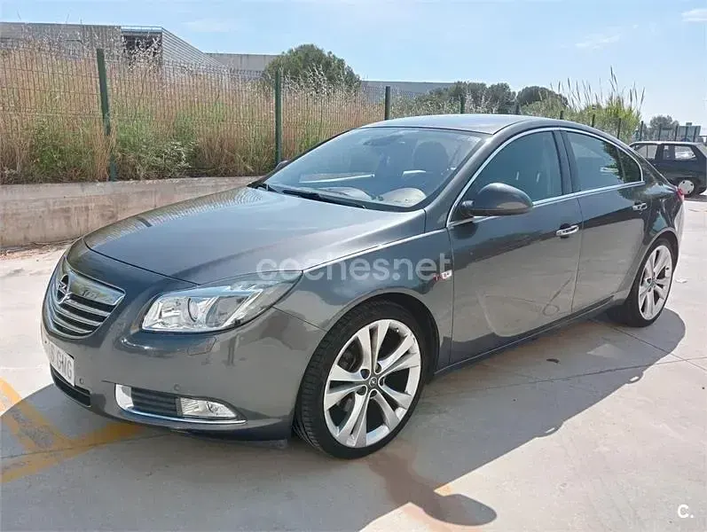 Usado Opel Insignia Cosmo 220 CV (161 kW) 2009 Gris / plata Berlina