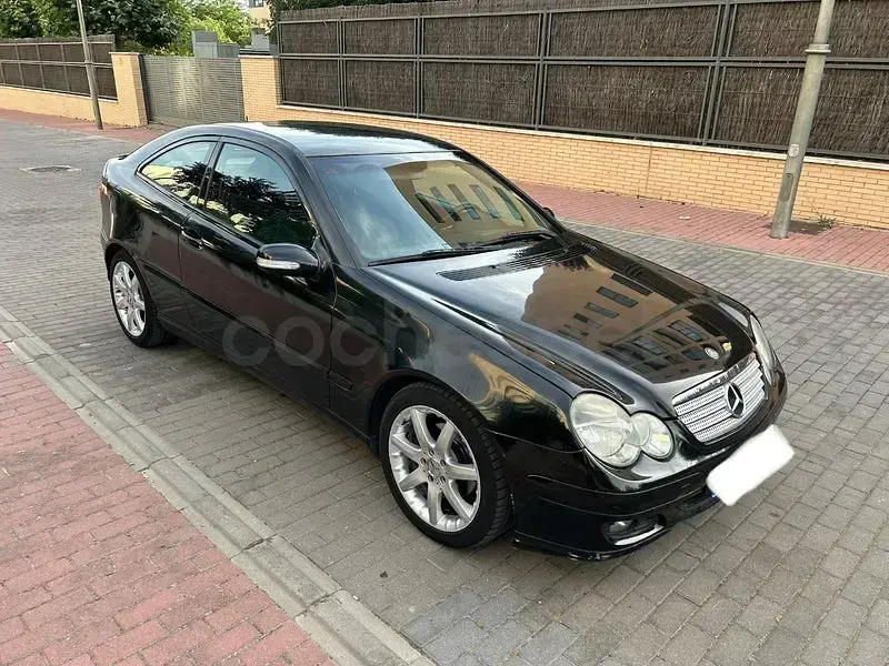 Usado Mercedes C220 143 CV (105 kW) 2004 Negro Berlina