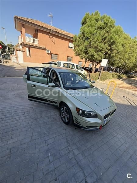 Usado Volvo S40 Momentum 136 CV (100 kW) 2005 Amarillo Berlina