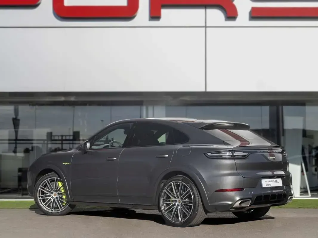 Usado Porsche Cayenne 462 CV (339 kW) 2022 Gris / plata SUV
