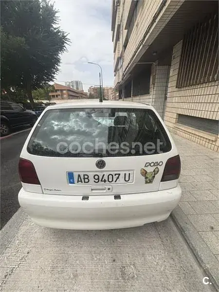 Usado VW Polo Conceptline 50 CV (36 kW) 1999 Blanco Berlina