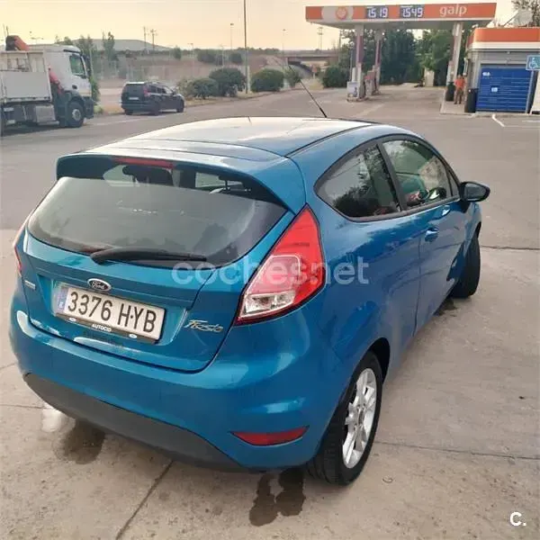 Usado Ford Fiesta 100 CV (73 kW) 2014 Azul Utilitario