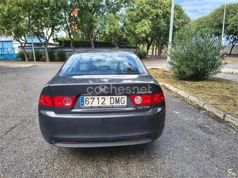 Usado Honda Accord Executive 140 CV (102 kW) 2005 Gris / plata Berlina