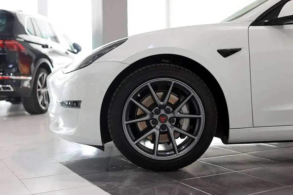 Używany Tesla Model 3 350 kW (476 KM) 2022 Biały Sedan/Limuzyna