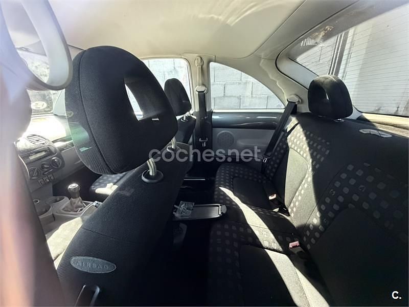Usado VW New Beetle 102 CV (75 kW) 2002 Gris / plata Utilitario
