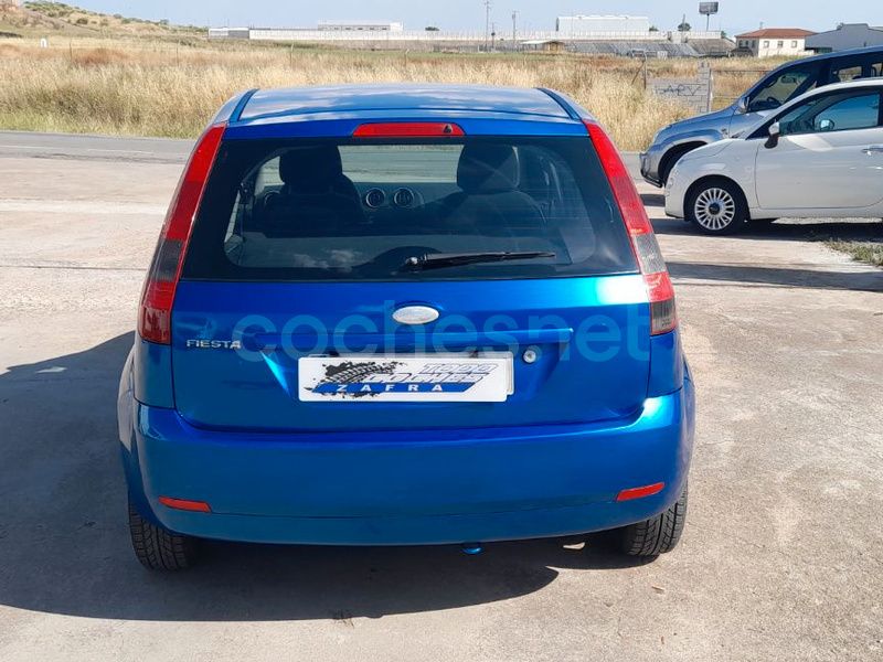 Usado Ford Fiesta Ghia 80 CV (58 kW) 2004 Azul Utilitario