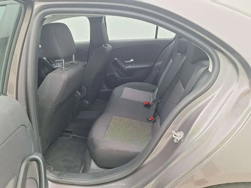 Usado Mercedes A180 116 CV (85 kW) 2022 Gris Berlina