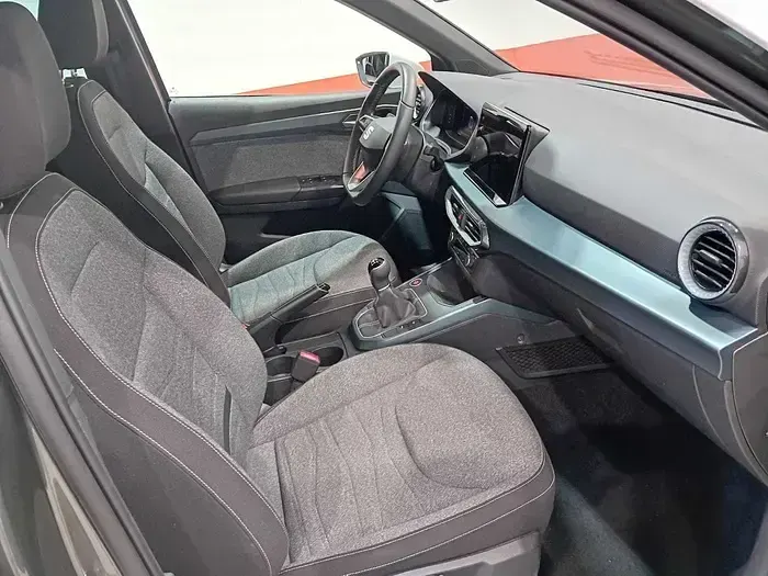 Usado Seat Arona Xperience 116 CV (85 kW) 2025 Gris / plata SUV