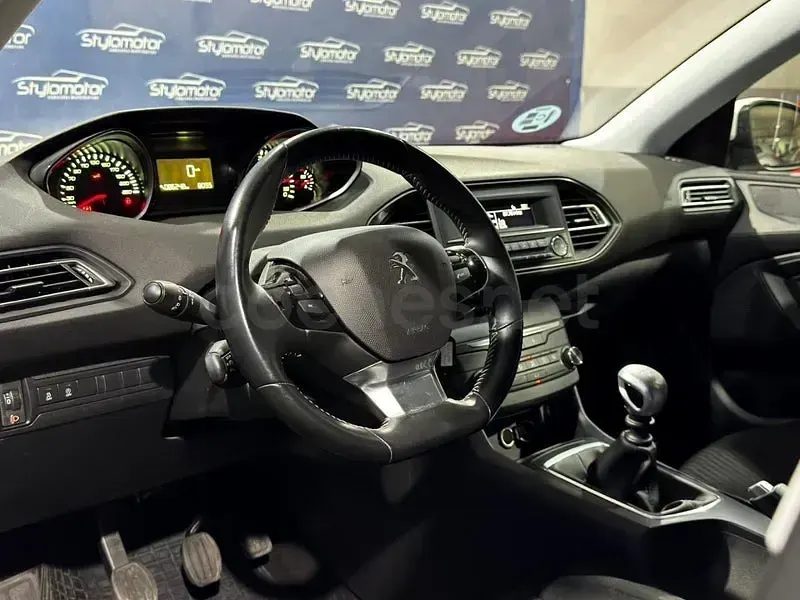 Usado Peugeot 308 SW Active 130 CV (95 kW) 2021 Blanco Familiar