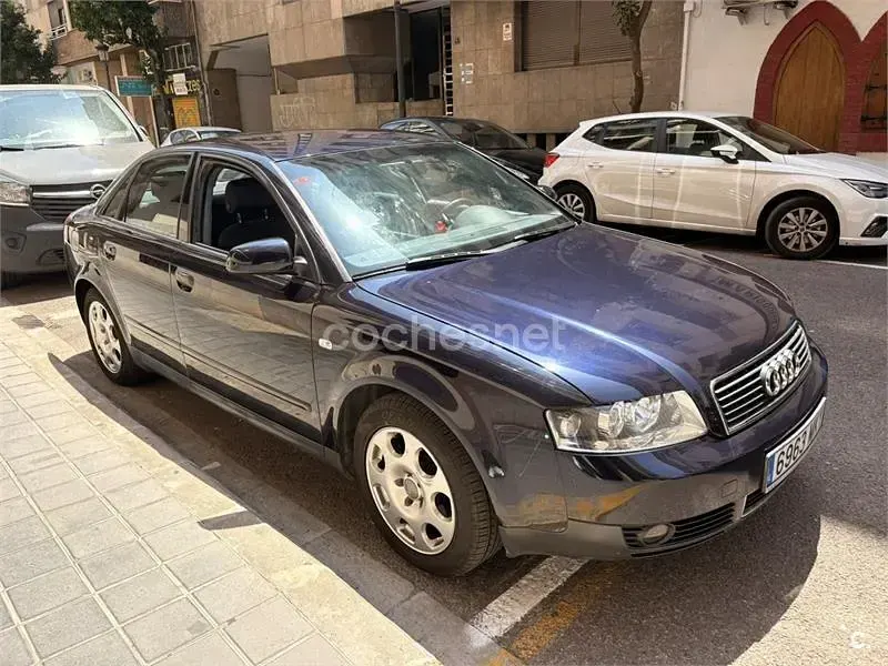 Usado Audi A4 150 CV (110 kW) 2003 Azul Familiar