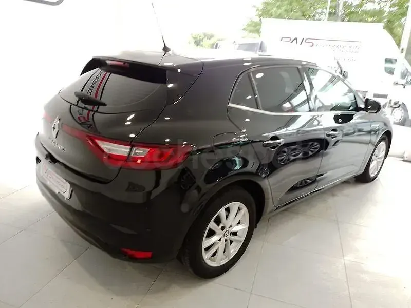 Usado Renault Mégane Zen 110 CV (80 kW) 2016 Negro Berlina