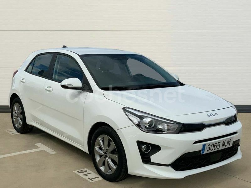 Blanco Usado 2023 Kia Rio Berlina | 16.900 € (Precio justo) - Imagen 1/4