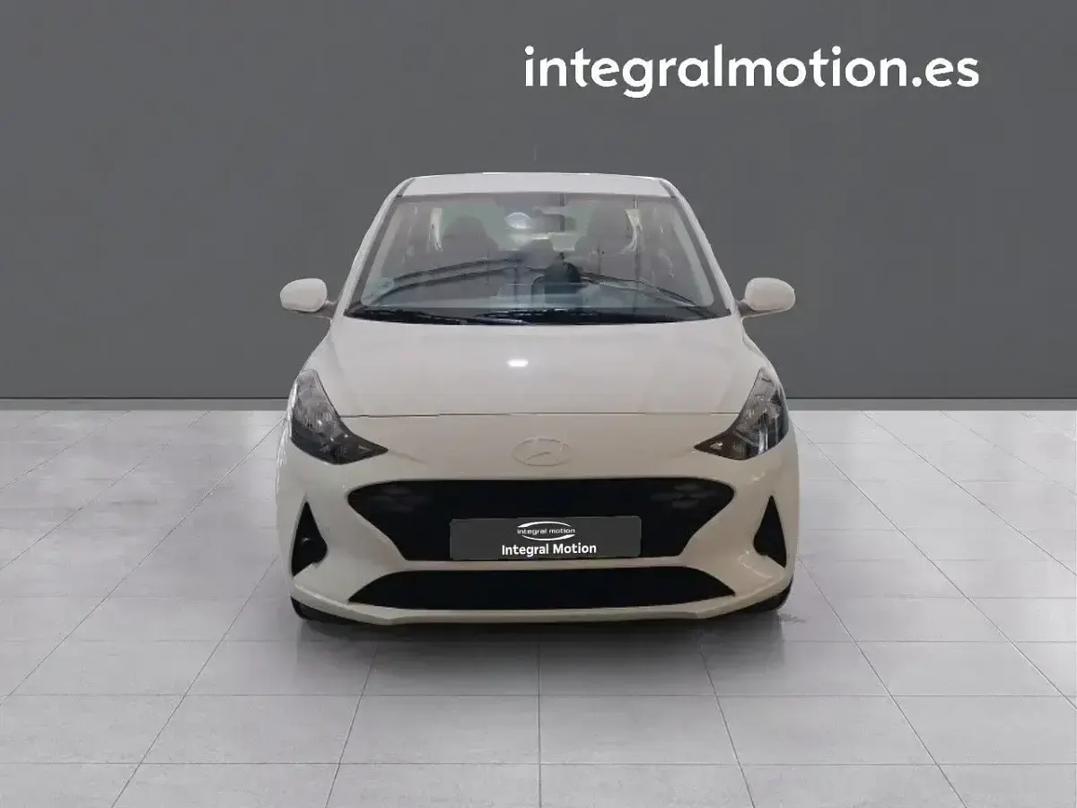 Usado Hyundai i10 66 CV (48 kW) 2024 Verde Utilitario